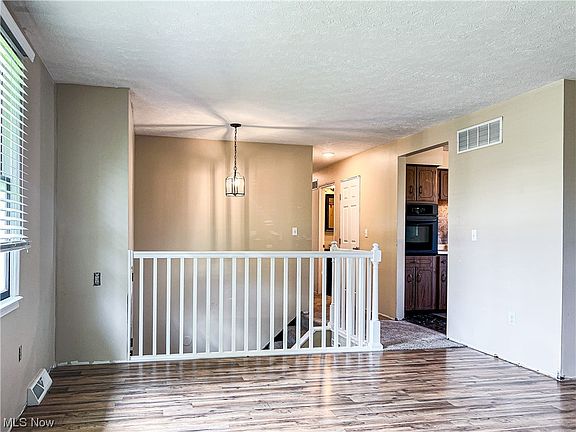 4th image of 36 Broadview Pl