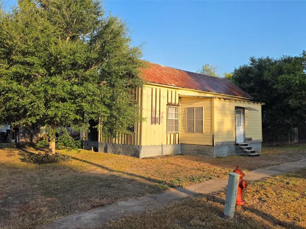 401 N Pecan Dr, Moulton, TX 77975
