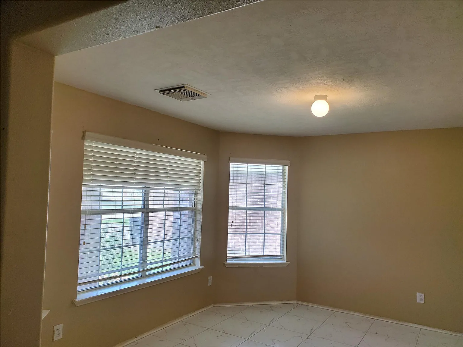 3 bed, 2.0 bath, 1613 sqft, $1,930 — Photo 3