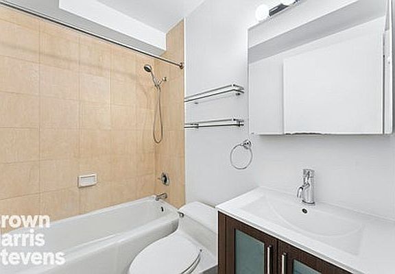 5th image of 215 W 95th St APT 8A