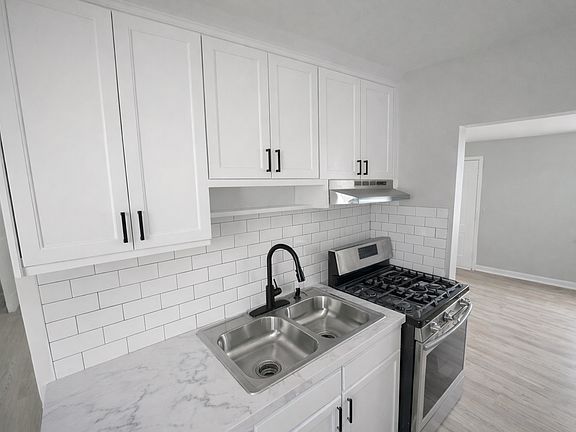 2nd image of 5240 Holdrege St