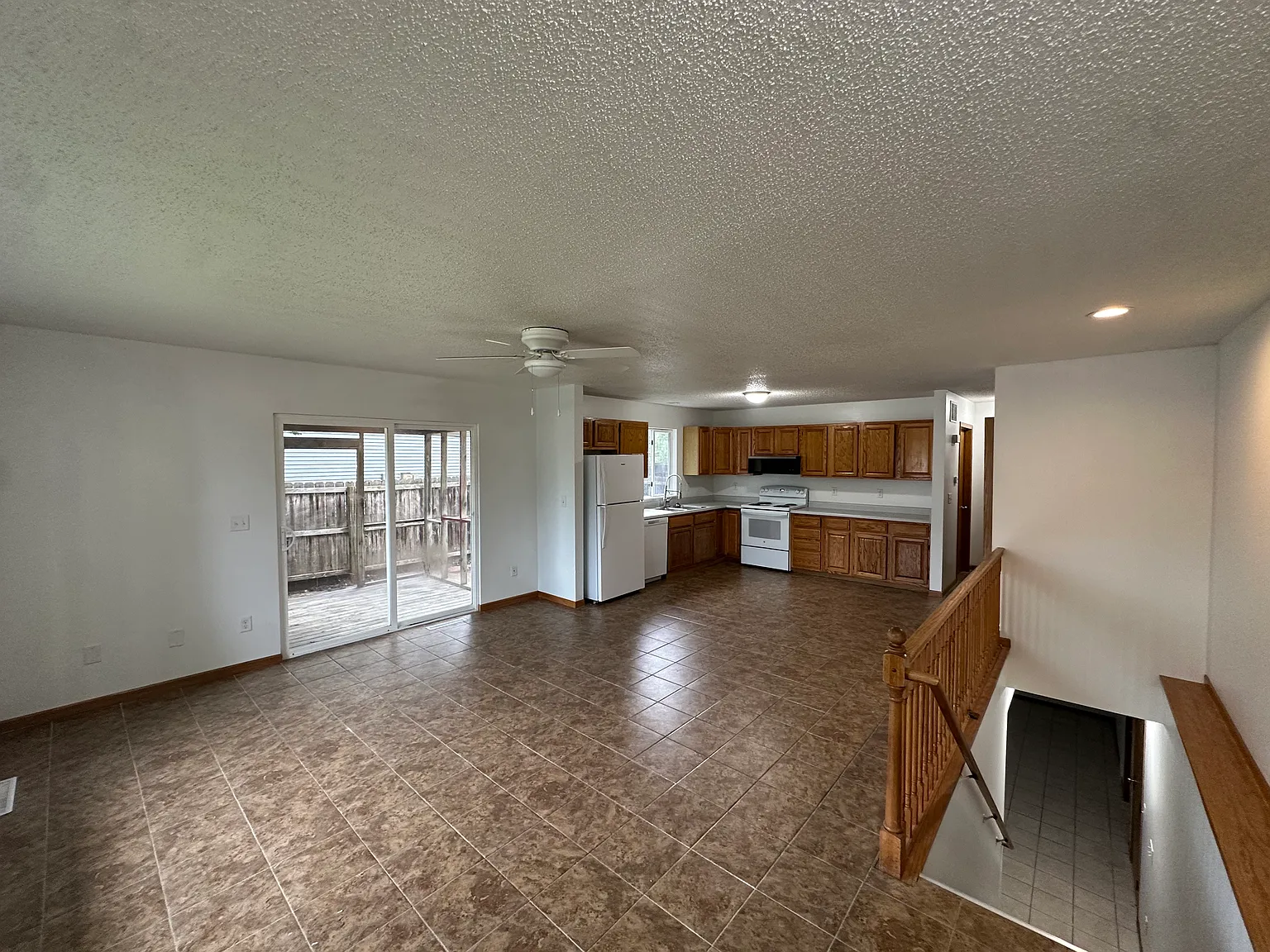 3 bed, 1561 sqft, $2,100 — Photo 2