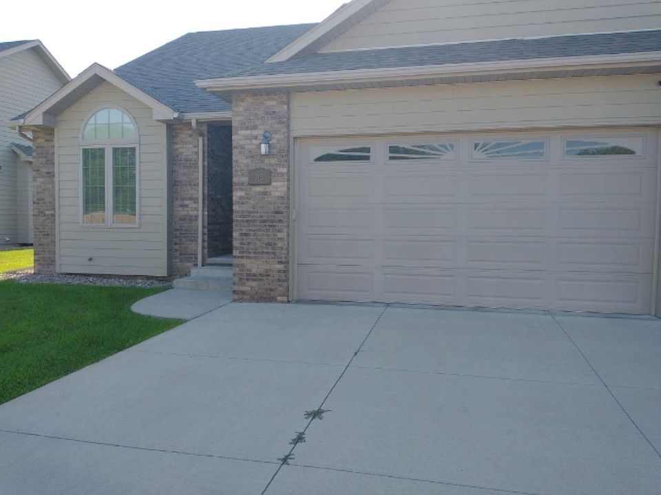 1st image of 915 Sandstone Dr