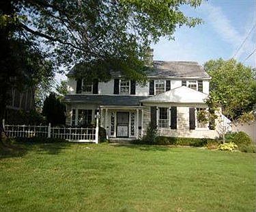 2nd image of 320 Parklawn Dr