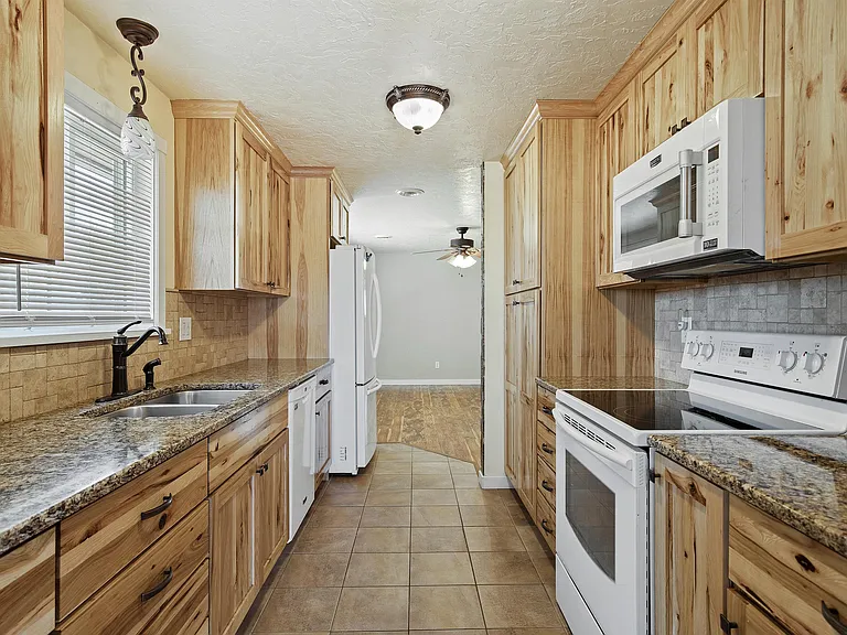 1228 W 11th St — Photo 34