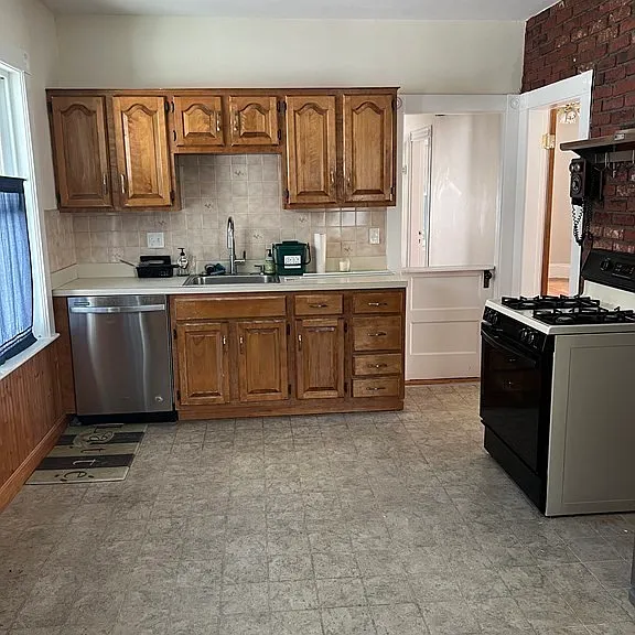 16 Sullivan Rd — Photo 1