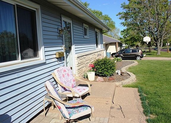 View of the front patio from the driveway