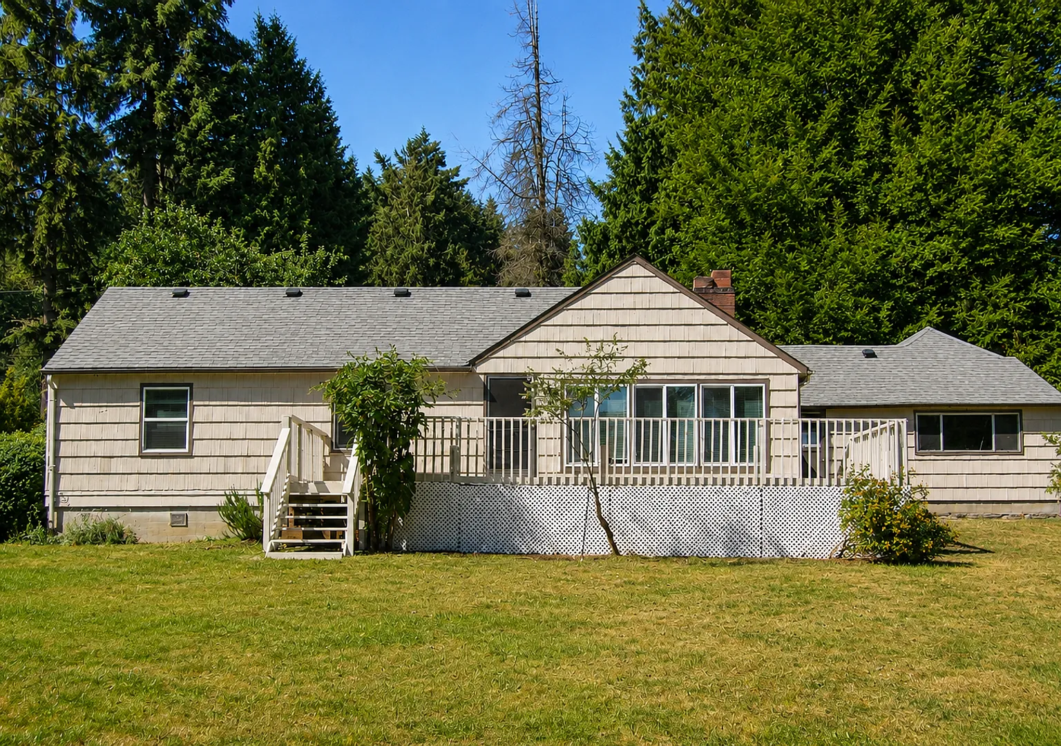 Columbia River Waterfront Home With Access On 1.5 Acres — Photo 3