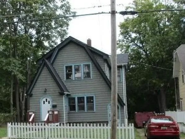 1035 Maple Ave, Jackson, MI 49203