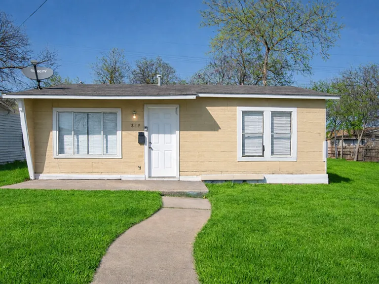 819 Larry — Photo 1