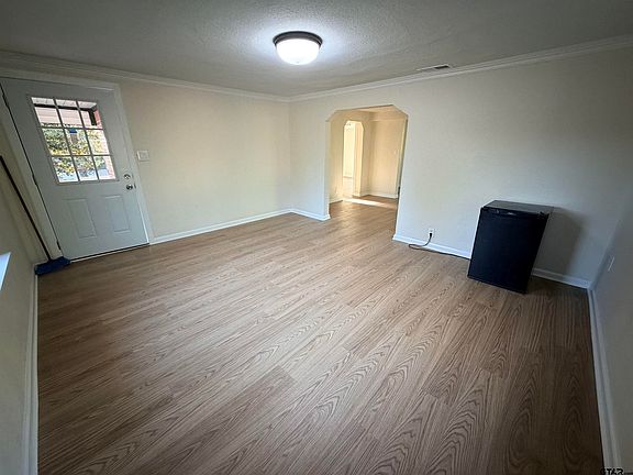 3rd image of 822 W 28th St