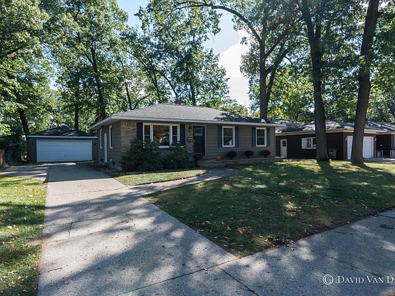 3rd image of 1040 Locksley Dr SW