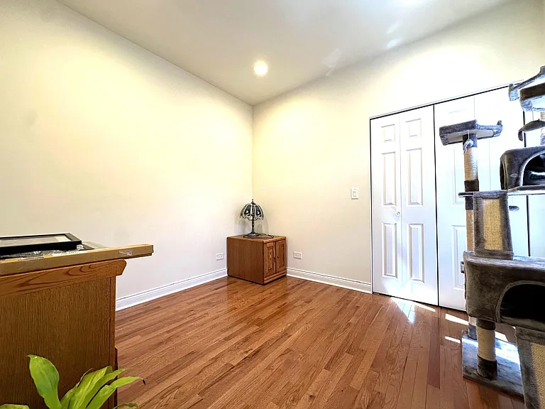 1044 W School St #2F — Photo 8