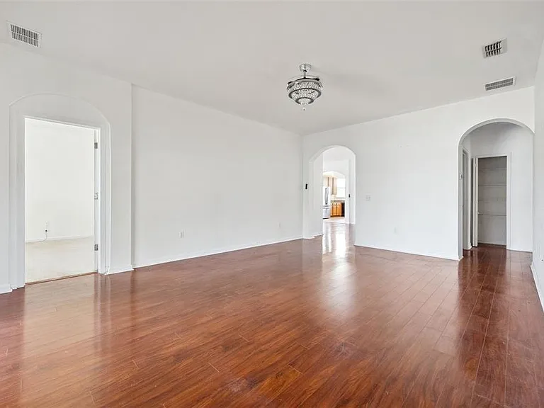 7055 Heatherbrook Dr — Photo 4
