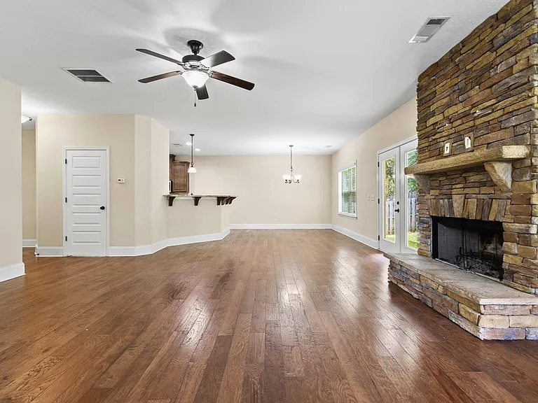 1177 Weatherford St — Photo 3