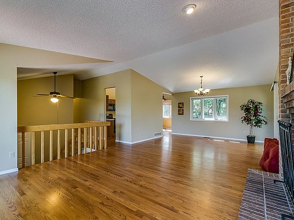 3rd image of 985 Golden Hills Rd