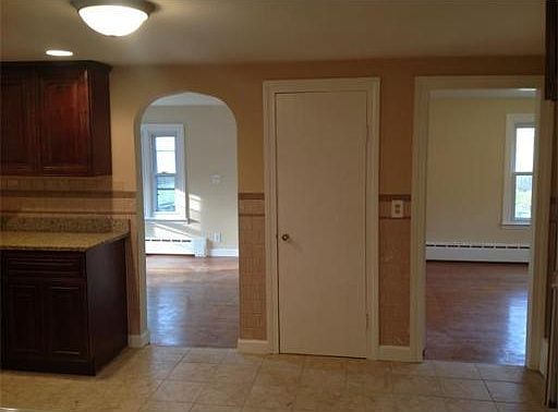 5th image of 154 Charlton St