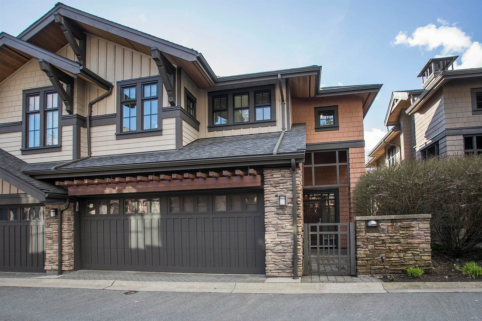 555 Raven Woods Dr #28 photo 1