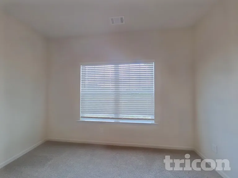 1004 Claas Way — Photo 4