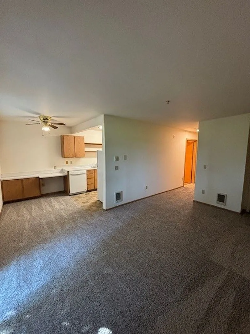 English Gardens Apartments — Photo 3