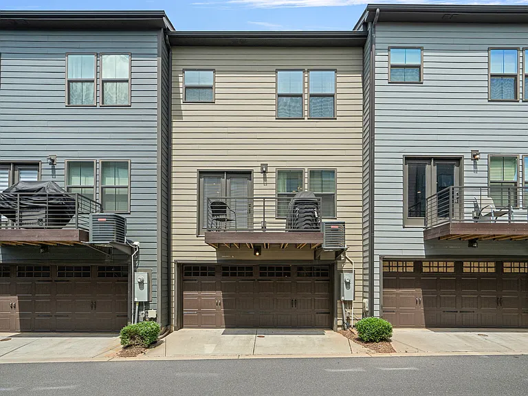 1527 S Church St — Photo 28