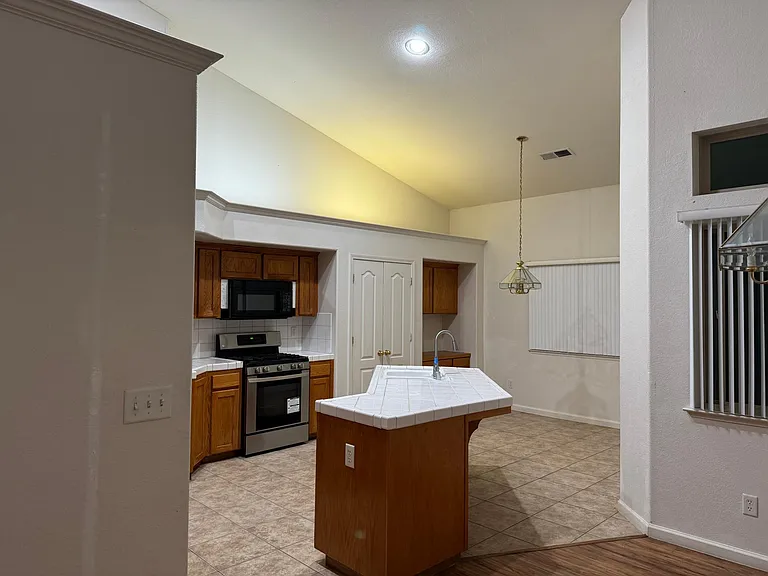 2832 E Cromwell Ave — Photo 30