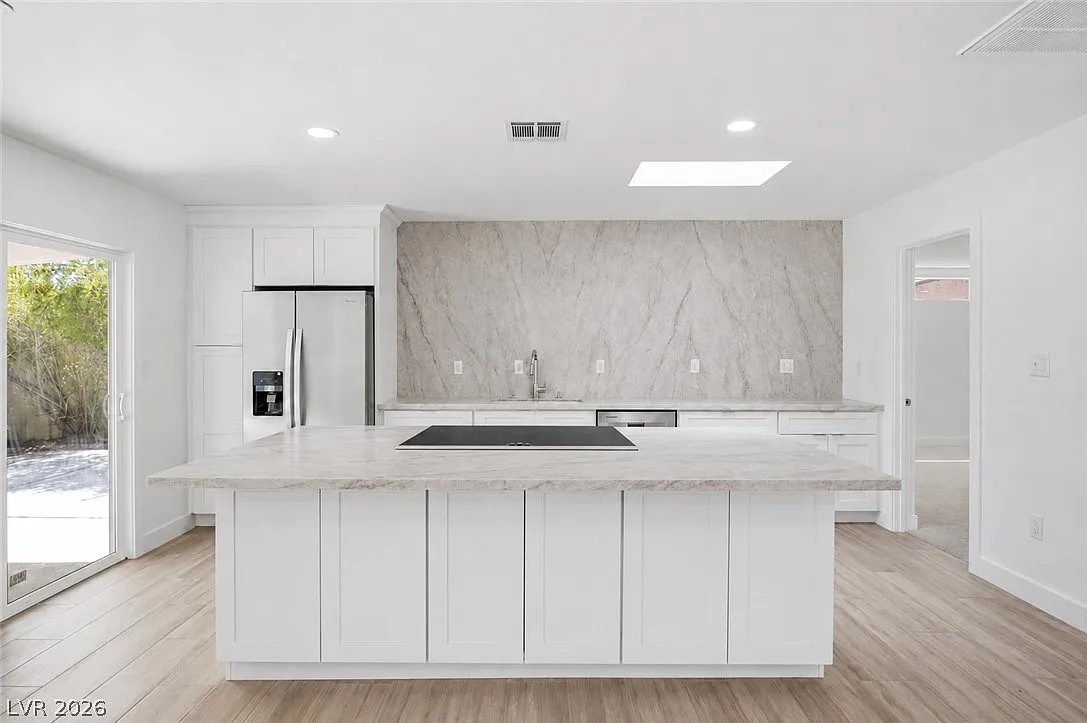 5 bed, 2.5 bath, 2196 sqft, $3,000 — Photo 4