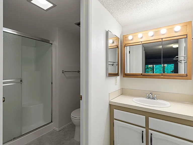 10922 Eastrail #2-34 — Photo 15
