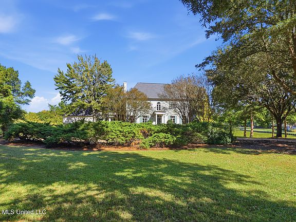 2nd image of 119 Bridgeview Cir