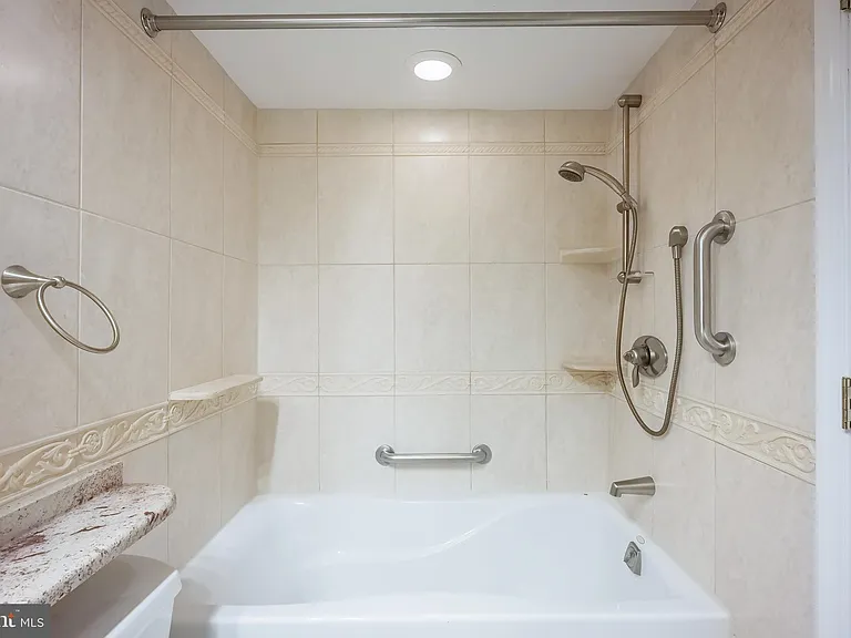1800 Old Meadow Rd #1712A — Photo 29