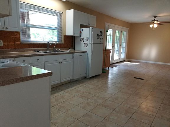 Kitchen and breakfast area