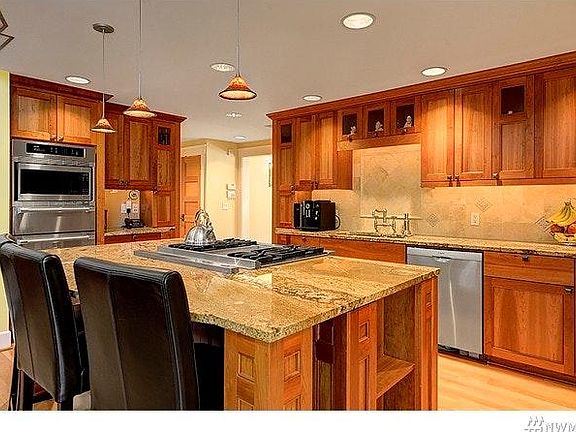 3rd image of 916 86th Ave NE