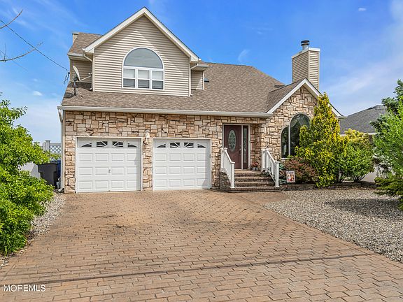 2nd image of 641 Bayview Drive