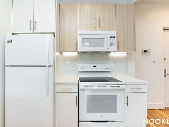 4th image of 818 Lexington Ave #4J