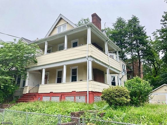 3rd image of 1086 Sanford Ave
