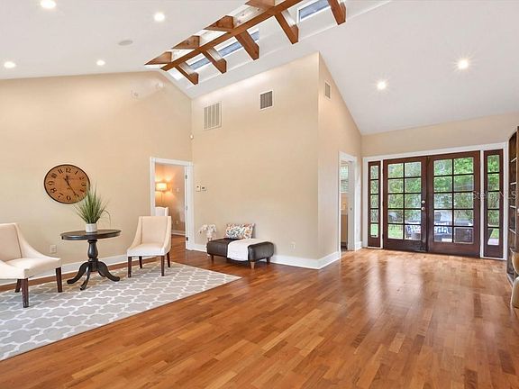 4th image of 542 Mayfair Cir