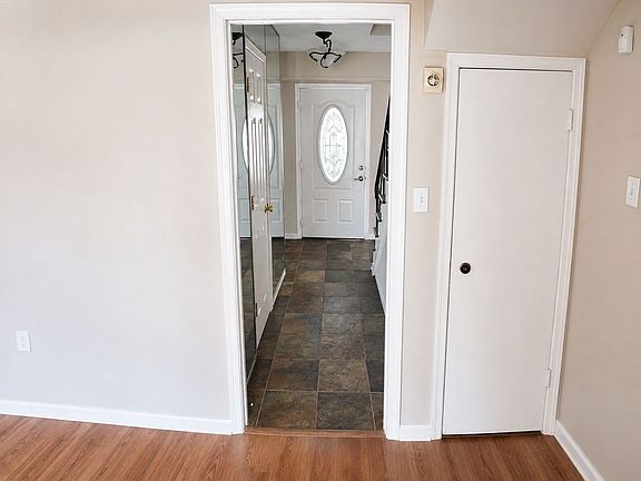 4th image of 6 Hepburn Ln
