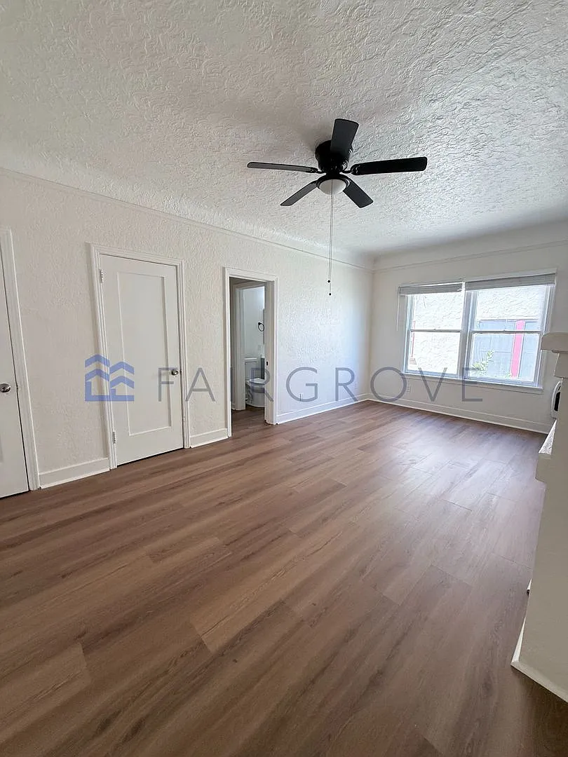 721 E 7th Street — Photo 3