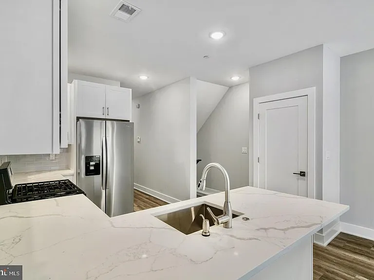 Brand New Luxury Apartments — Photo 15