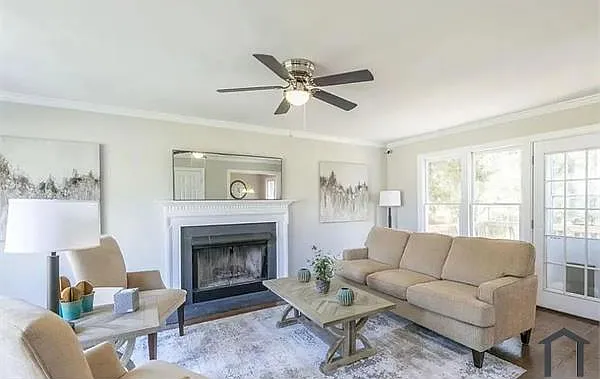 4200 Medlar Ln — Photo 2