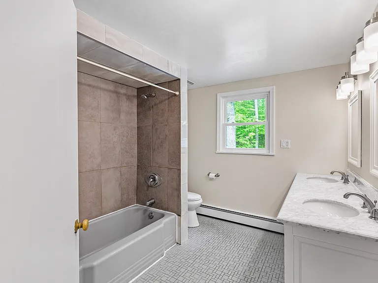 2355 Shepard Ave — Photo 10