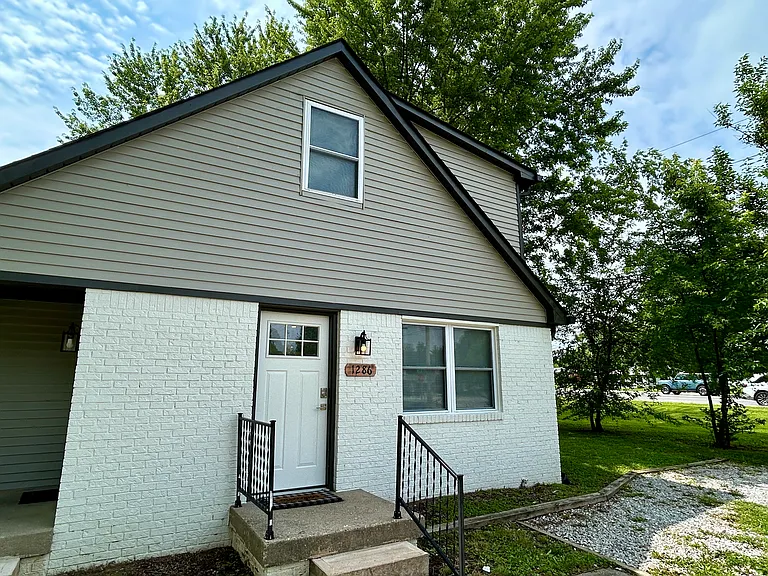 1286 Stonegate Rd — Photo 3