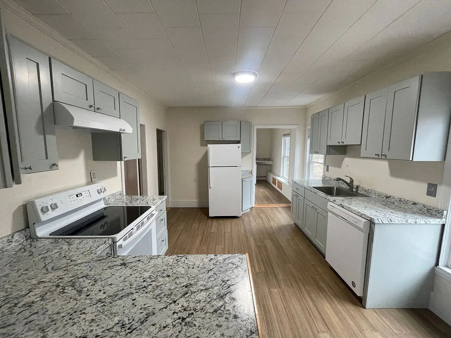 Beautiful 3 Bedroom Prime Brookline Location — Photo 3