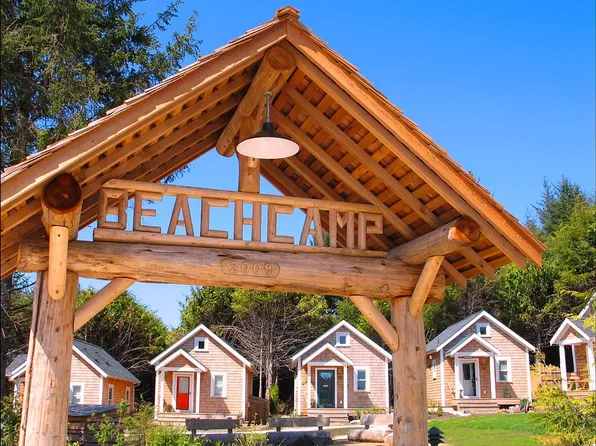 11 Beach Cabin Ln, Pacific Beach, WA 98571