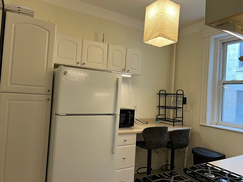 kitchen with breakfast bar