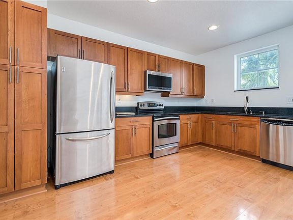 5th image of 302 SW 14 #302