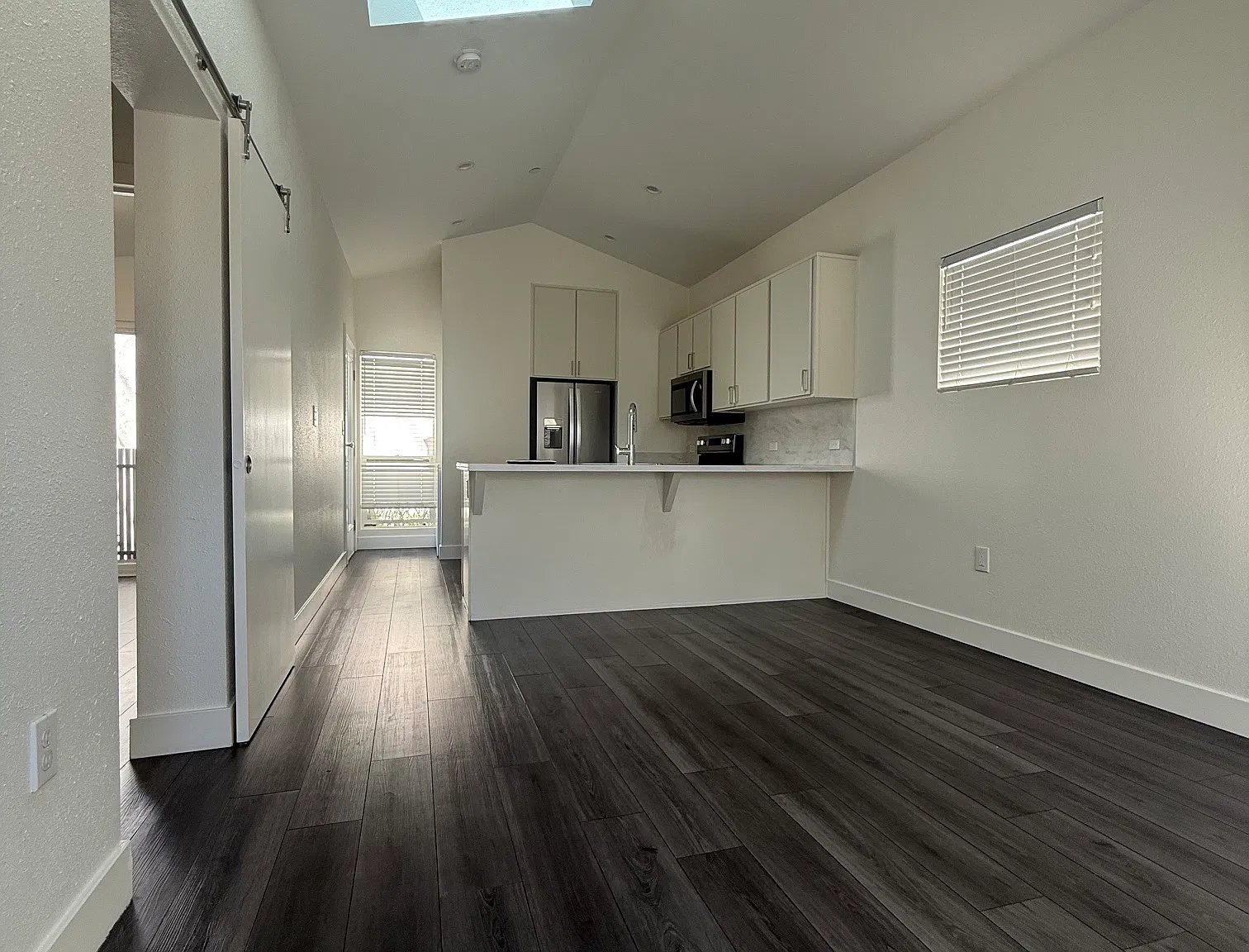 2 bed, 650 sqft, $2,400 — Photo 2