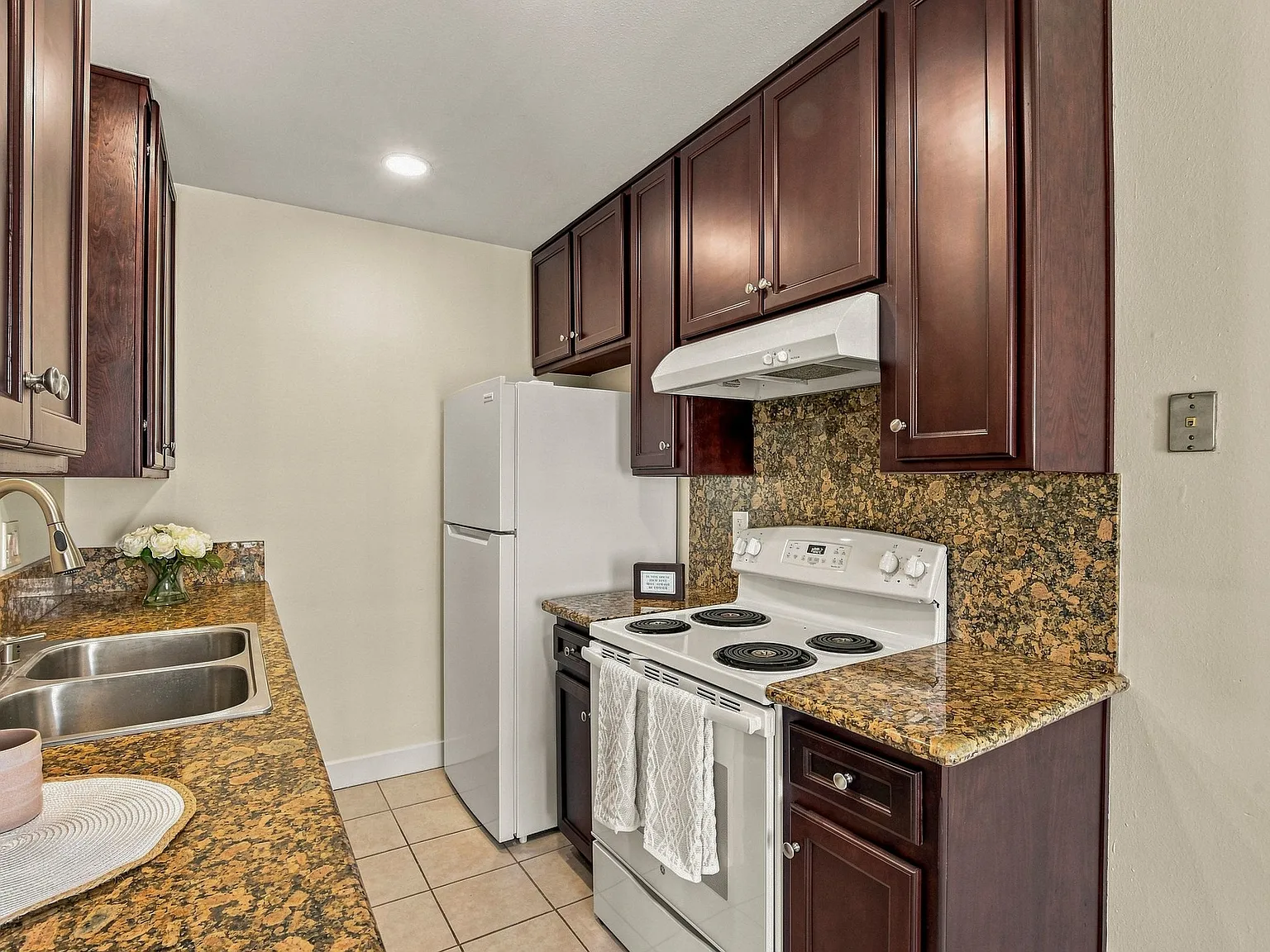 2 bed, 850 sqft, $2,300 — Photo 3