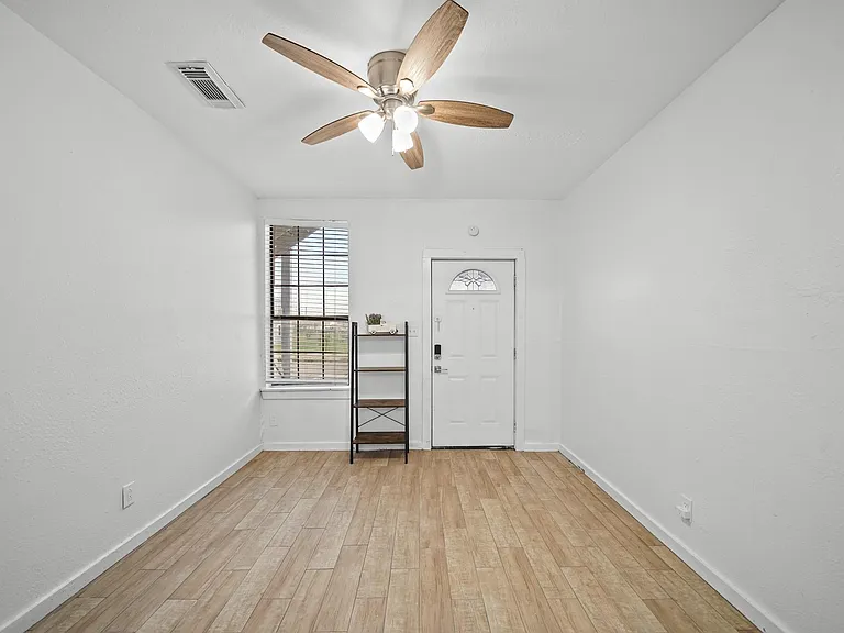701 28th St #B — Photo 2