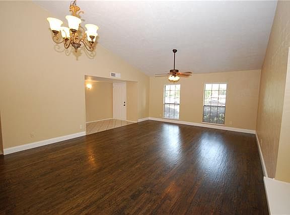 2nd image of 2621 Hampshire Dr